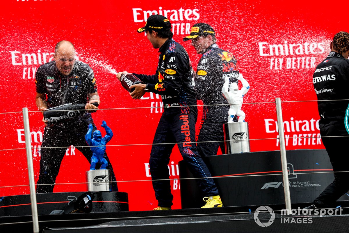 Podio: Gianpiero Lambiase, Ingeniero de carreras de Red Bull Racing, tercer lugar Sergio Pérez, Red Bull Racing, ganador de la carrera Max Verstappen, Red Bull Racing, segundo lugar Lewis Hamilton, Mercedes