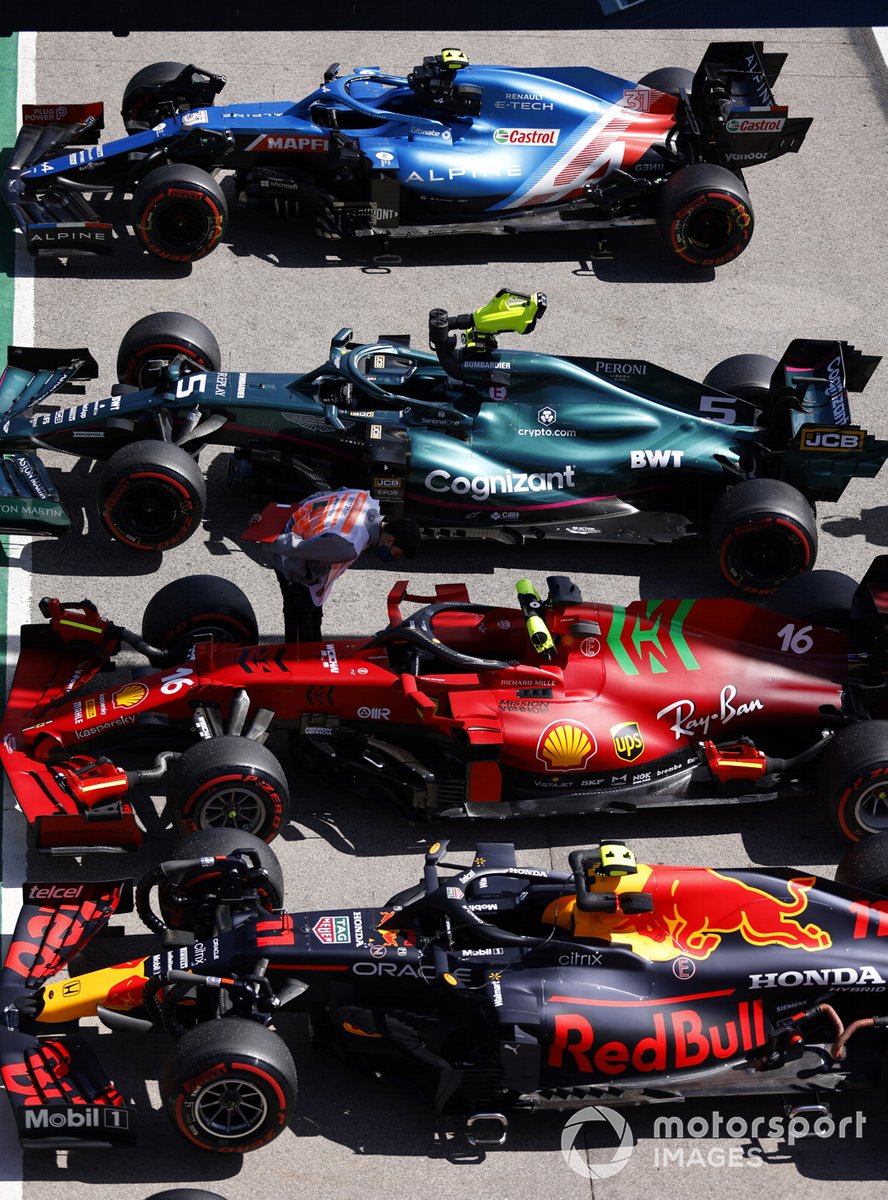 Los monoplazas de Sergio Pérez, Red Bull Racing RB16B, Charles Leclerc, Ferrari SF21, Sebastian Vettel, Aston Martin AMR21, Esteban Ocon, Alpine A521 en Parc Ferme después de la clasificación