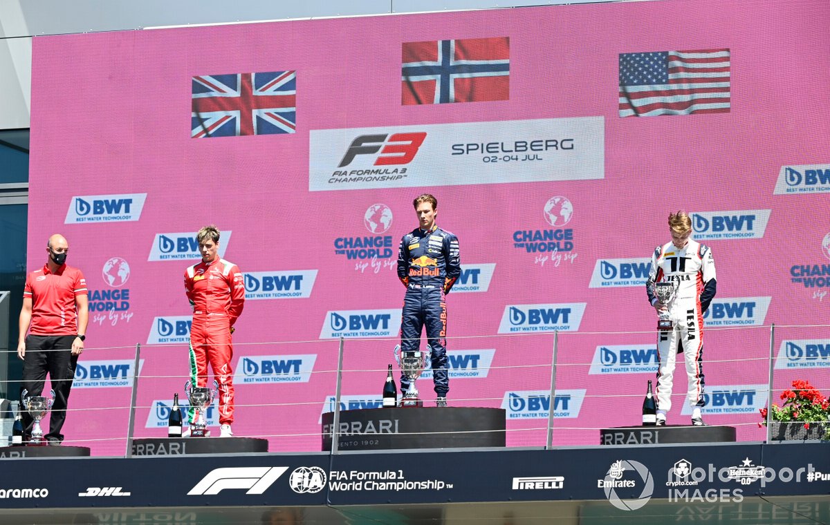 Ganador Dennis Hauger, Prema Racing, segundo lugar Olli Caldwell, Prema Racing, tercer lugar Logan Sargeant, Charouz Racing System