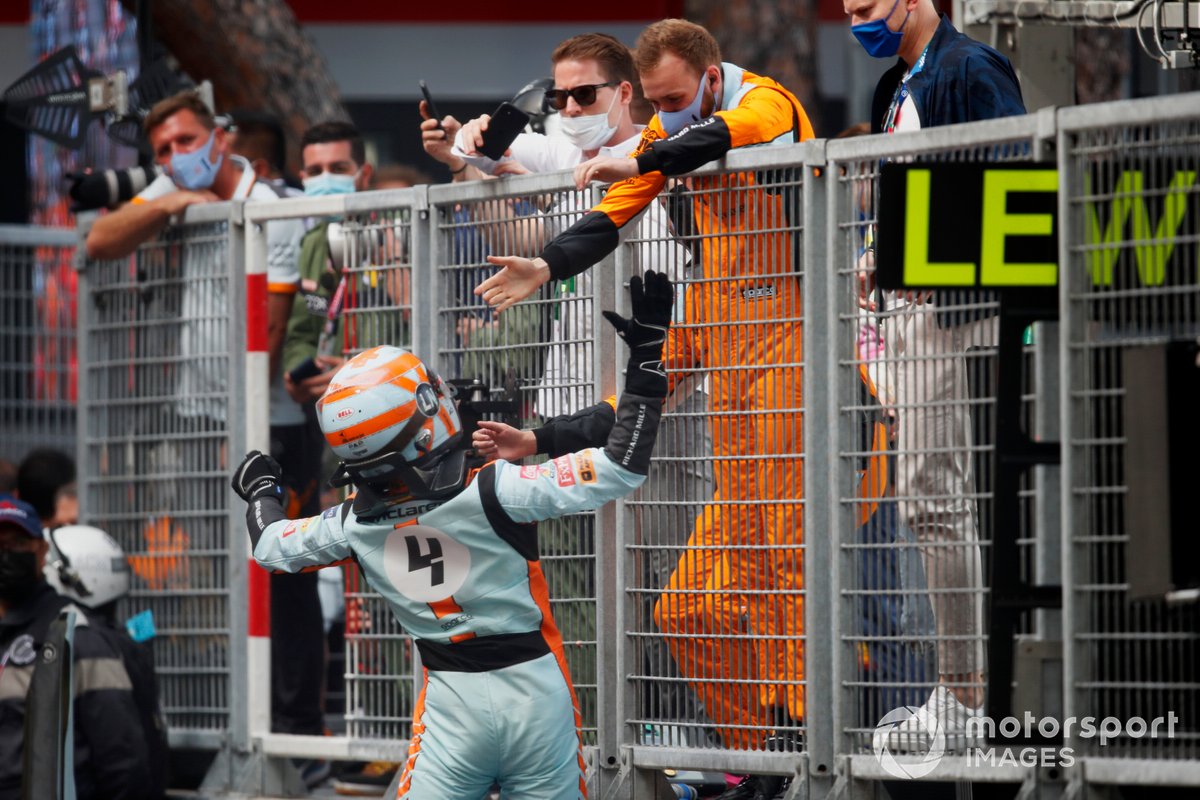 Lando Norris, McLaren, 3 ° posto, festeggia con la sua squadra nel Parco Chiuso