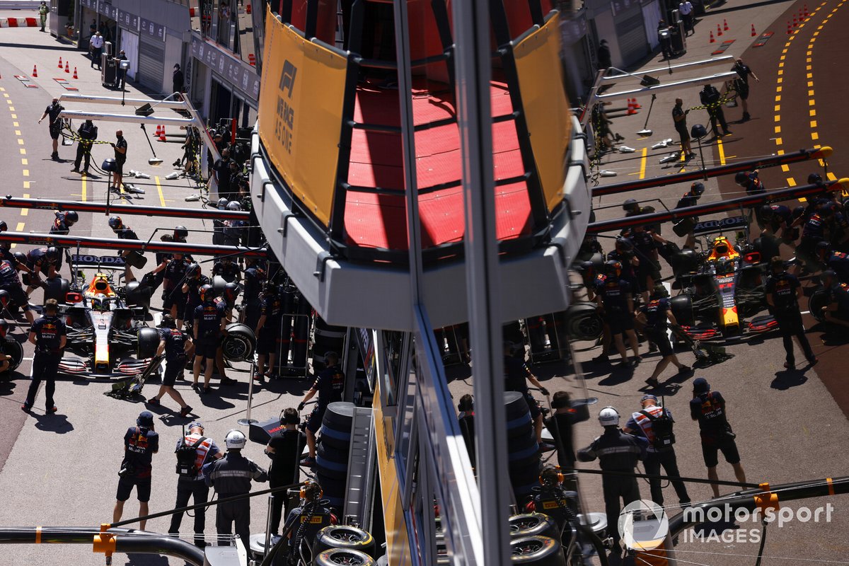 Sergio Pérez, Red Bull Racing RB16B en pit lane