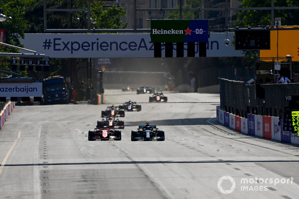 Lewis Hamilton, Mercedes W12, passa Charles Leclerc, Ferrari SF21