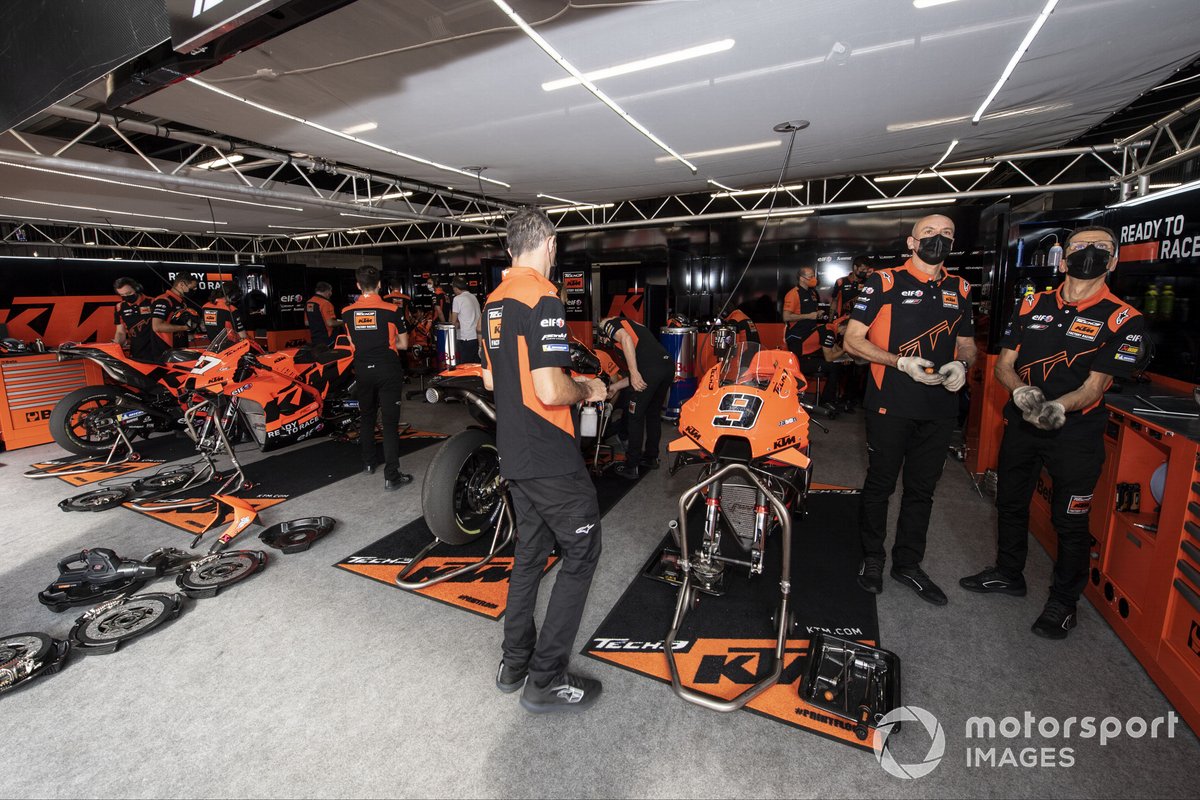 Red Bull KTM Factory Racing, atmosfera in garage