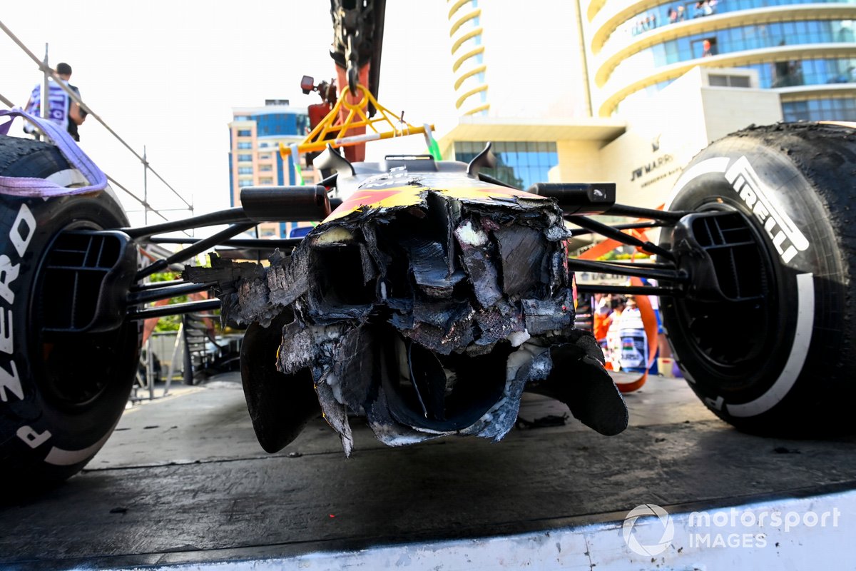 L'auto danneggiata di Max Verstappen, Red Bull Racing RB16B