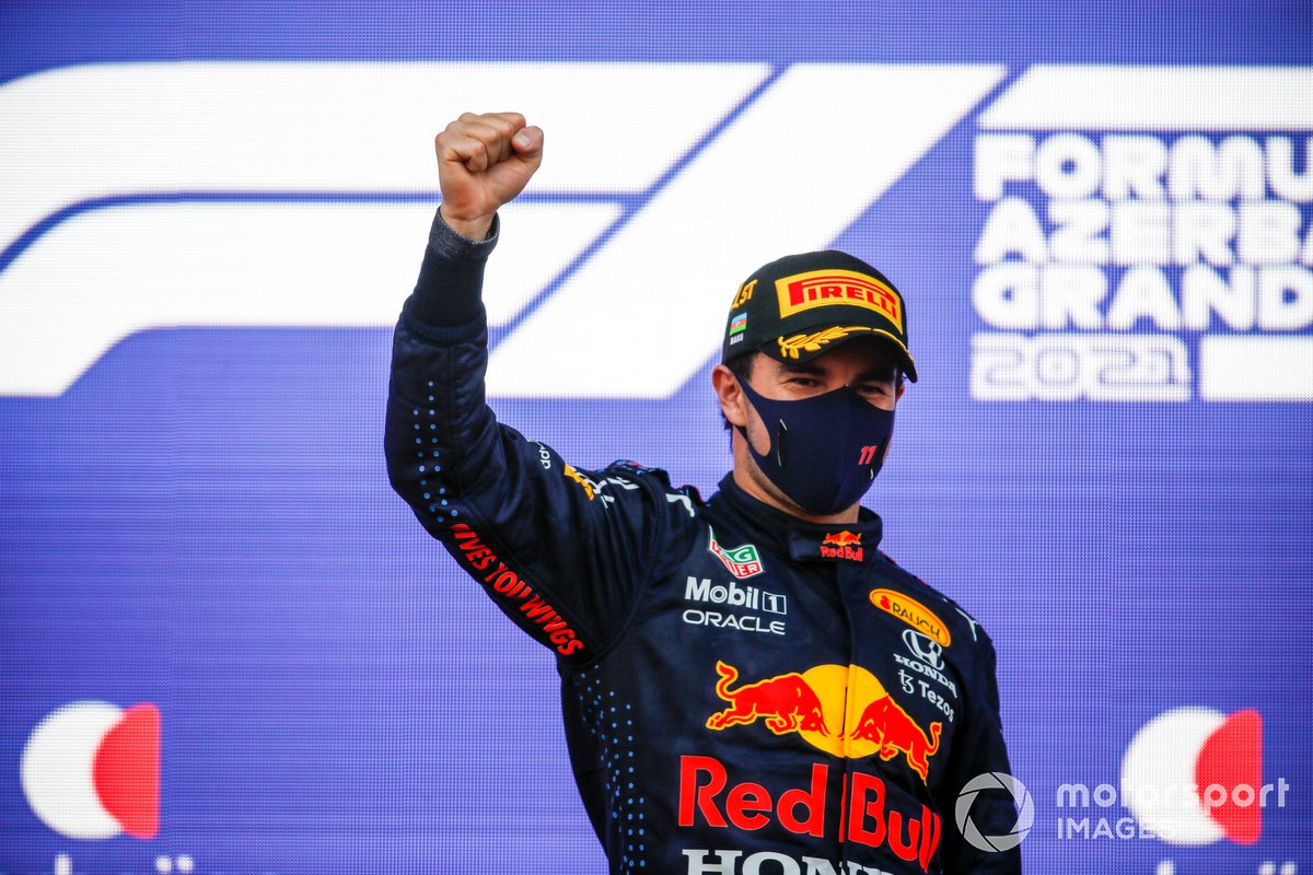 Sergio Perez, Red Bull Racing, 1° classificato, festeggia sul podio