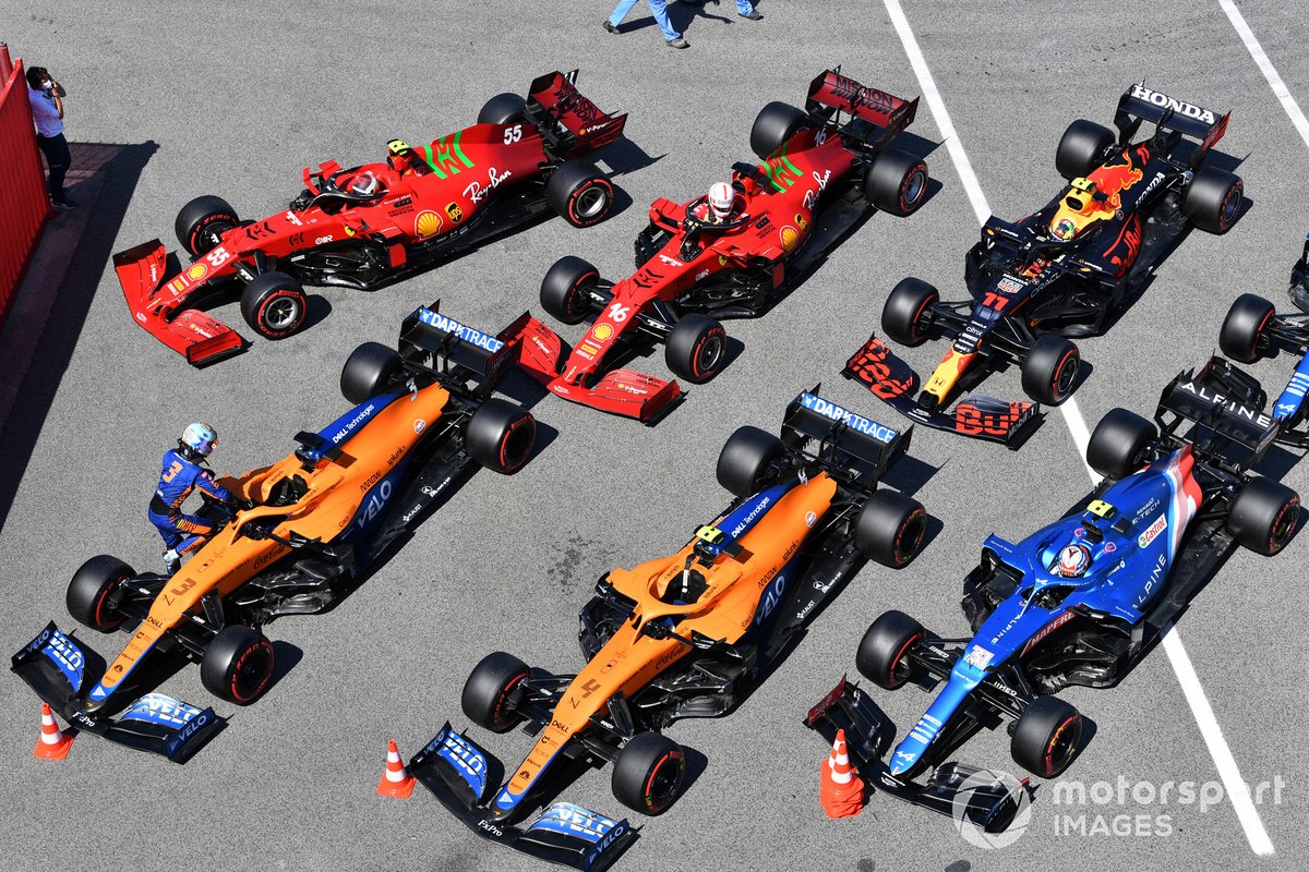 Los monoplaza alineados de Daniel Ricciardo, McLaren MCL35M, Lando Norris, McLaren MCL35M, Esteban Ocon, Alpine A521, Carlos Sainz Jr., Ferrari SF21, Charles Leclerc, Ferrari SF21, Sergio Perez, Red Bull Racing RB16B, Fernando Alonso, Alpine A521, en Parc Ferme
