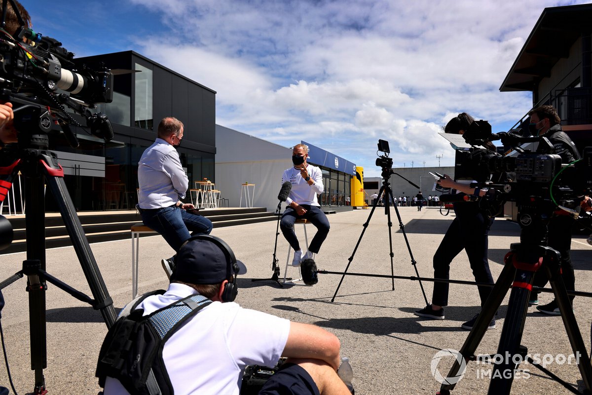 Valtteri Bottas, Mercedes, habla con los medios