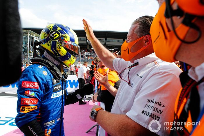 Tercer lugar Lando Norris, McLaren, celebra con Zak Brown, CEO, McLaren Racing