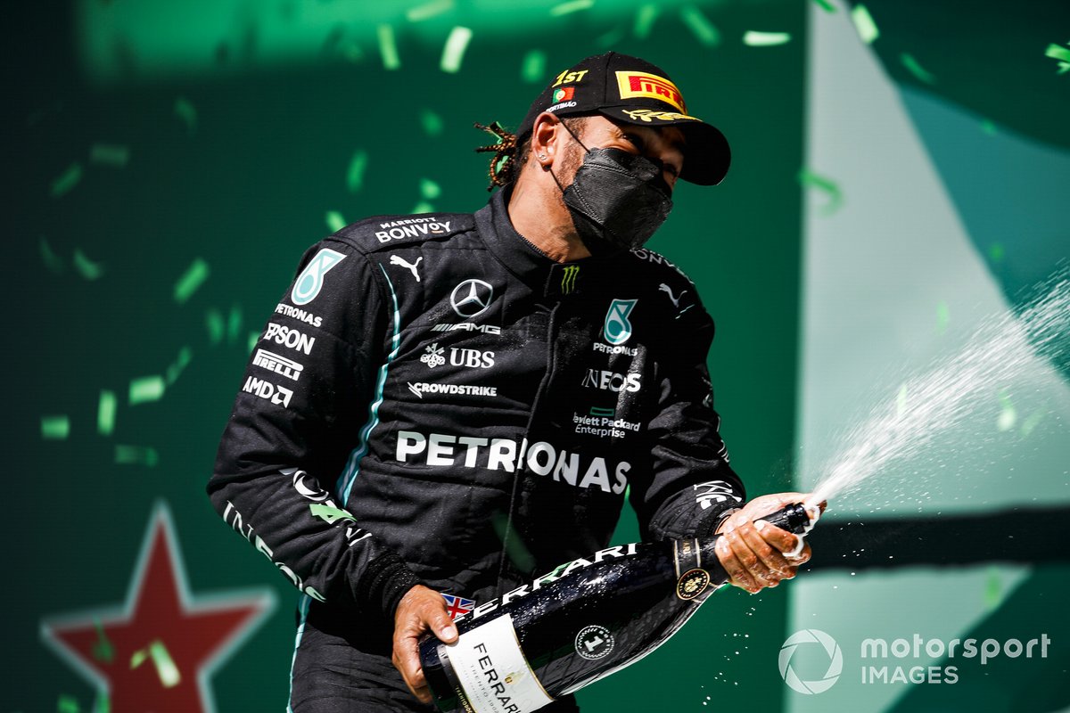 Podio: ganador de la carrera Lewis Hamilton, Mercedes
