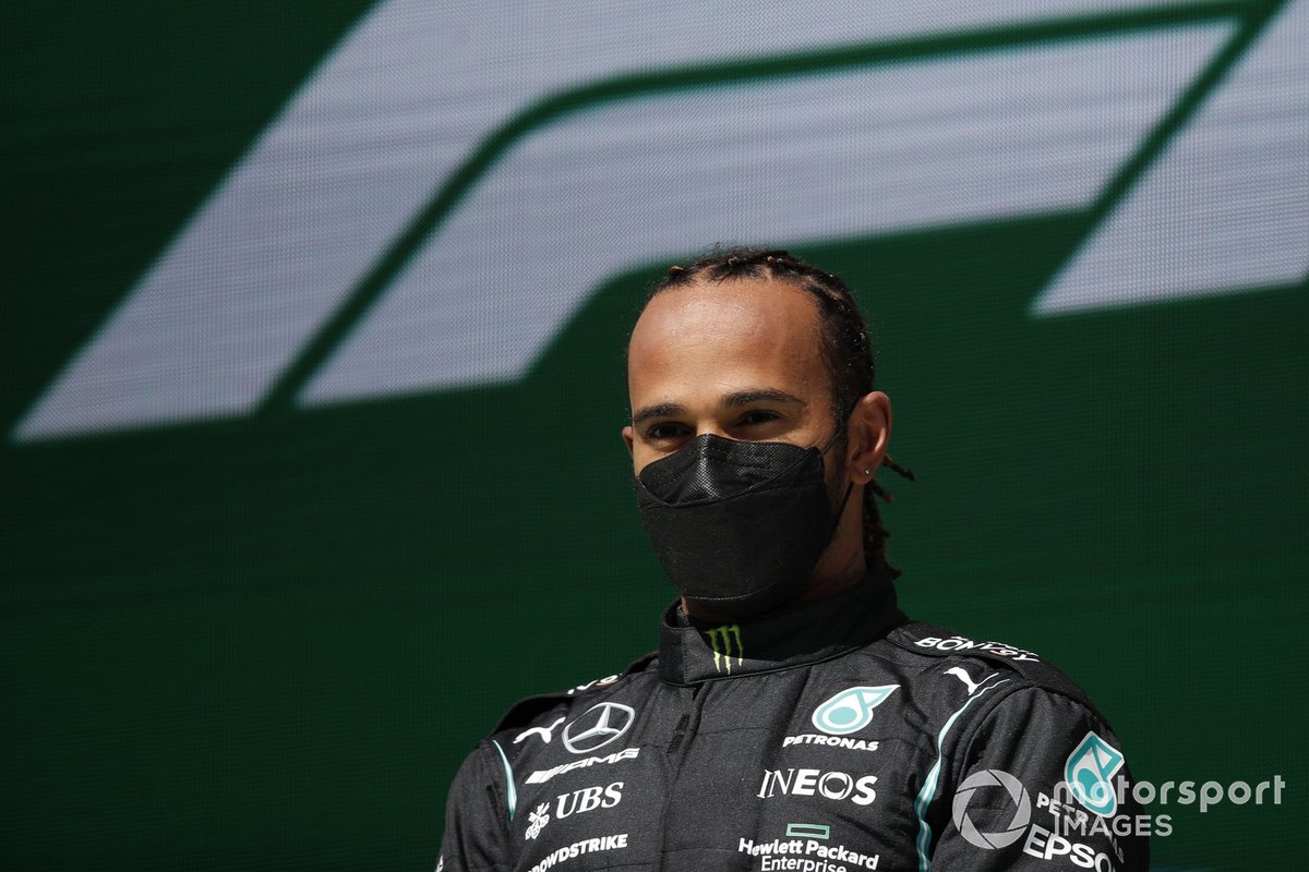 Lewis Hamilton, Mercedes, primo classificato, sul podio