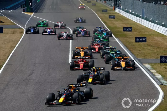 Max Verstappen, Red Bull Racing RB20, Sergio Perez, Red Bull Racing RB20, Lando Norris, McLaren MCL38, Carlos Sainz, Ferrari SF-24, Fernando Alonso, Aston Martin AMR24, le reste du peloton au départ.