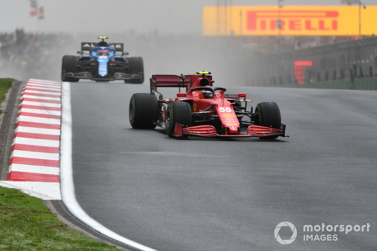 Carlos Sainz Jr, Ferrari SF21, Esteban Ocon, Alpine A521