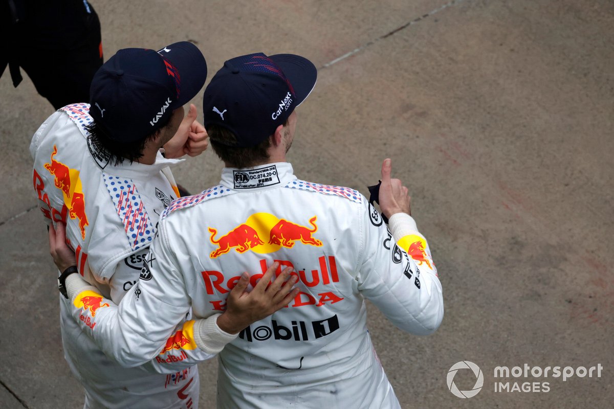 Max Verstappen, Red Bull Racing, 2a posizione, e Sergio Perez, Red Bull Racing, 3a posizione, nel Parc Ferme