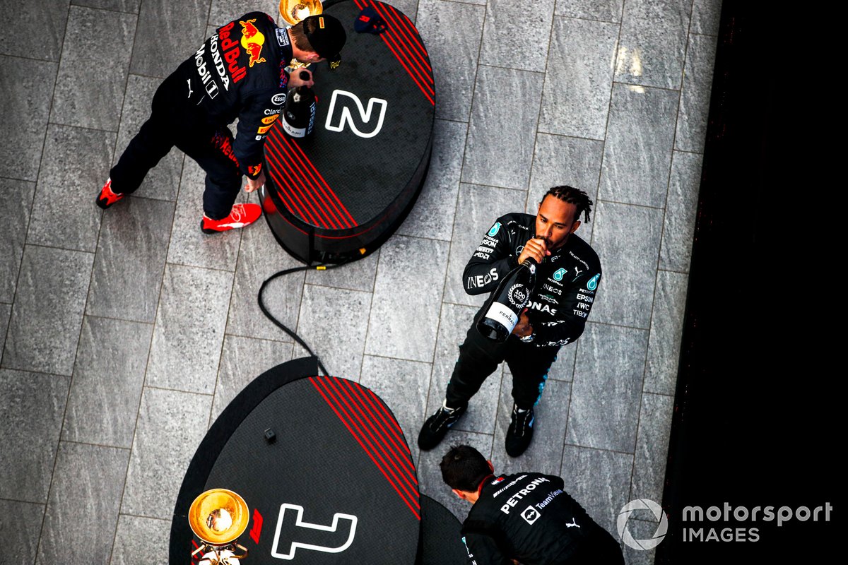 Max Verstappen, Red Bull Racing, 2a posizione, e Lewis Hamilton, Mercedes, 1a posizione, festeggiano con Champagne sul podio