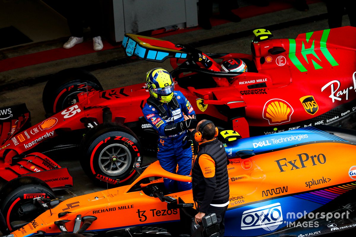 Ganador de la pole, Lando Norris, de McLaren, celebra con un compañero de equipo en el Parc Ferme