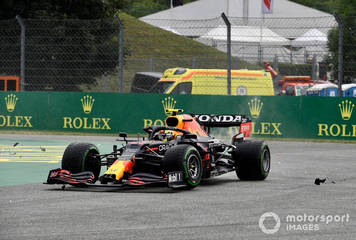 Sergio Perez, Red Bull Racing RB16B, è coinvolto in una collisione alla partenza