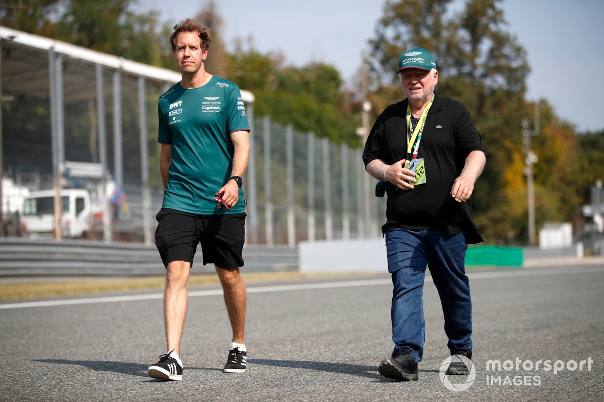 Sebastian Vettel (Aston Martin AMR21) durante el track-walk