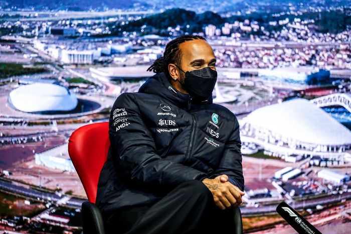 Lewis Hamilton, Mercedes en la rueda de prensa