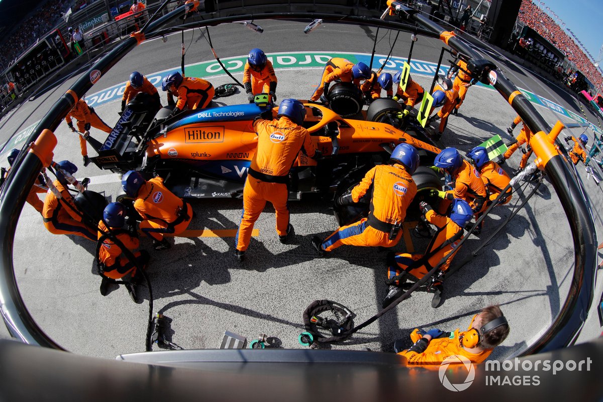 Lando Norris, McLaren MCL35M, pit stop