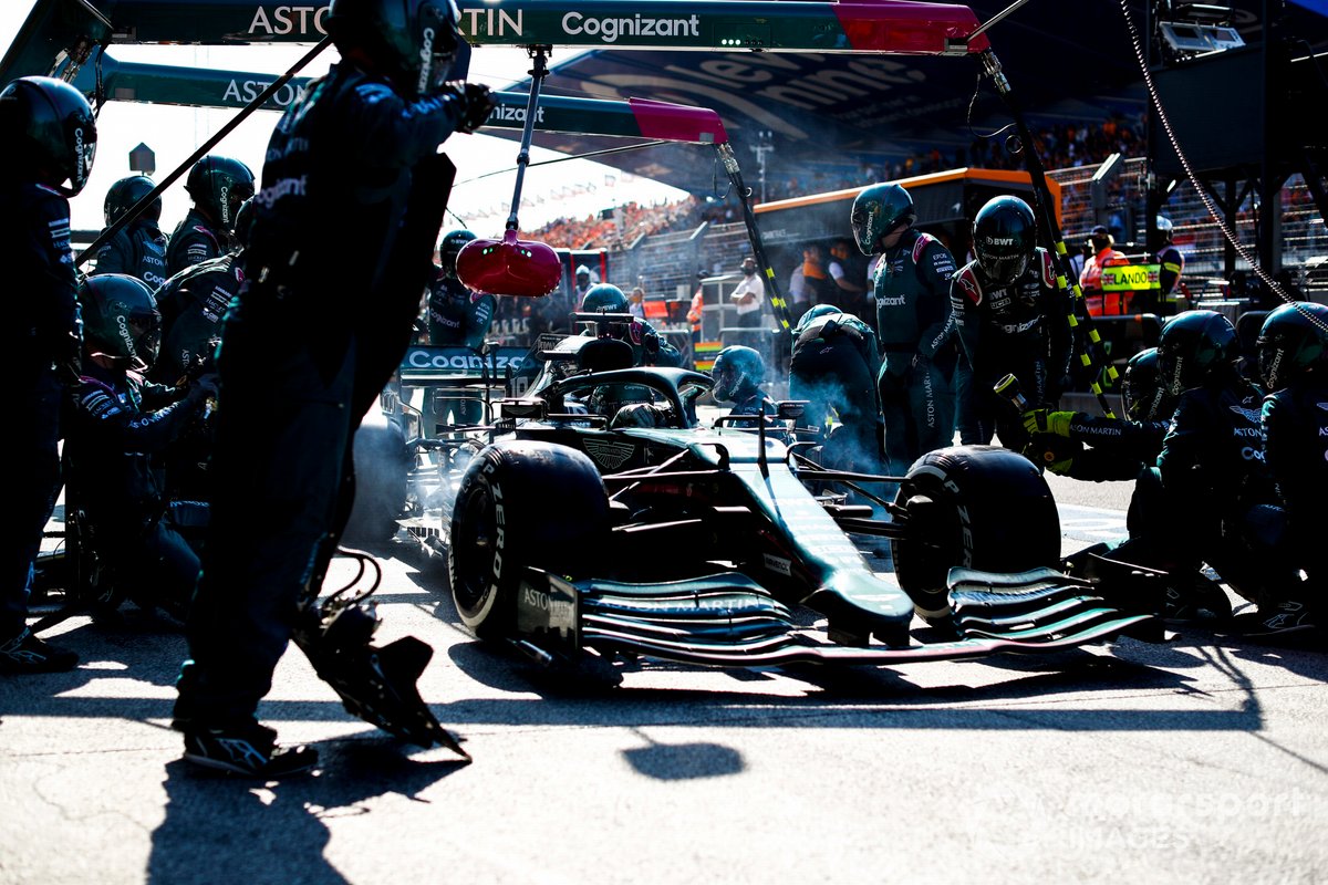 Lance Stroll, Aston Martin AMR21, en pits