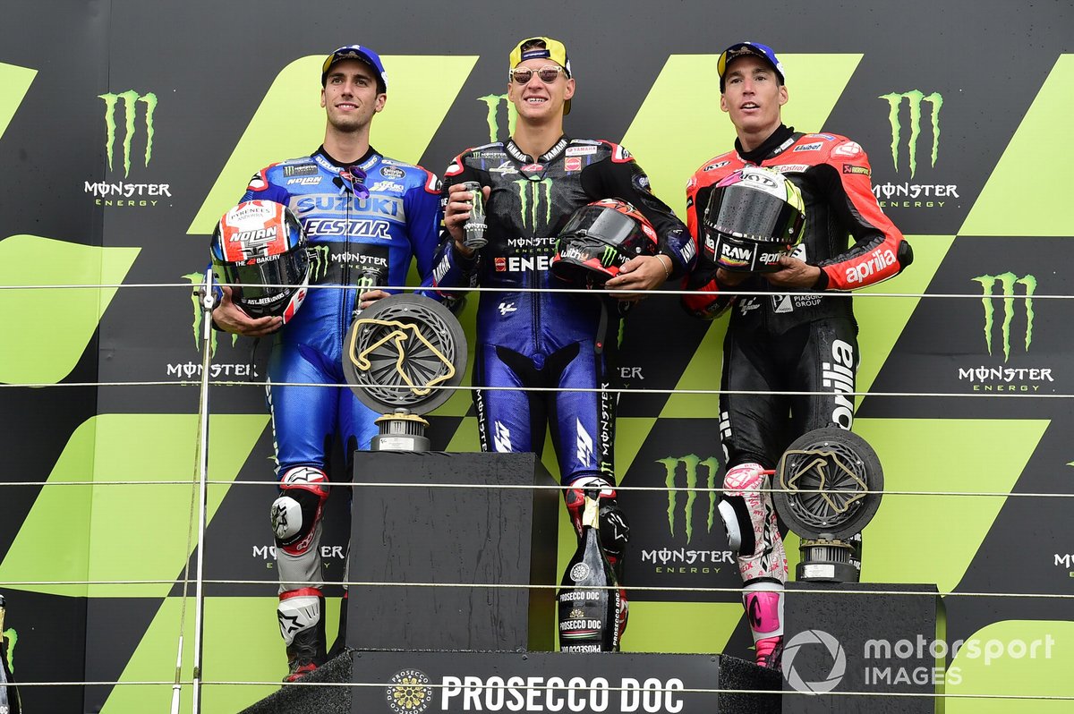 Il vincitore della gara Fabio Quartararo, Yamaha Factory Racing, secondo classificato Alex Rins, Team Suzuki MotoGP, terzo classificato Aleix Espargaro, Aprilia Racing Team Gresini