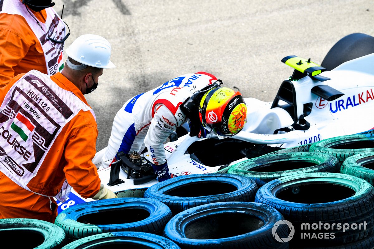 Los oficiales de pista asisten a Mick Schumacher, de Haas F1, tras su accidente en la FP3