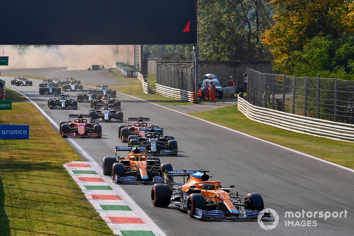 Daniel Ricciardo, McLaren MCL35M, Lando Norris, McLaren MCL35M, Lewis Hamilton, Mercedes W12