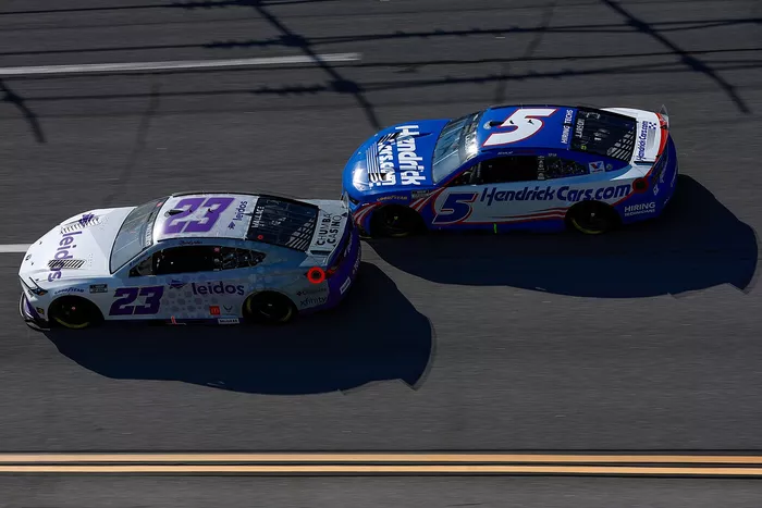 Bubba Wallace, 23XI Racing Toyota, Kyle Larson, Hendrick Motorsports Chevrolet