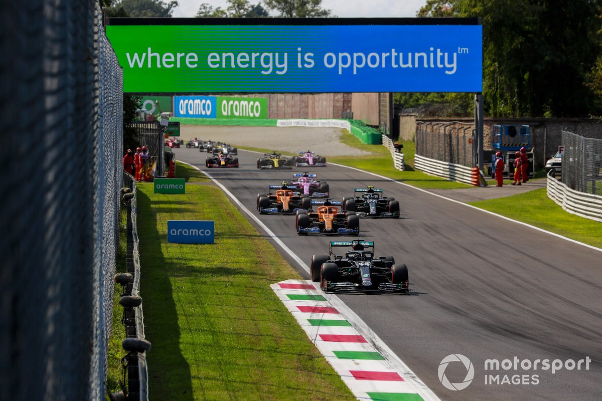 Lewis Hamilton, Mercedes F1 W11, Carlos Sainz Jr., McLaren MCL35, Valtteri Bottas, Mercedes F1 W11, Lando Norris, McLaren MCL35, Sergio Pérez, Racing Point RP20, al inicio