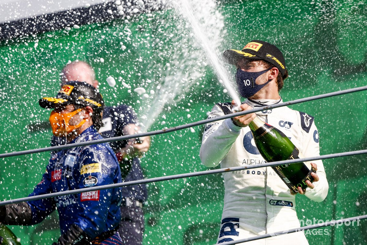 Podio: segundo lugar Carlos Sainz Jr., McLaren, ganador Pierre Gasly, AlphaTauri