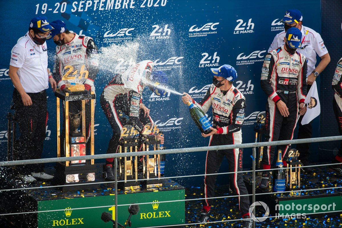 Podio: ganadores #8 Toyota Gazoo Racing Toyota TS050: Sebastien Buemi, Kazuki Nakajima, Brendon Hartley, tercer lugar #7 Toyota Gazoo Racing Toyota TS050: Mike Conway, Kamui Kobayashi, Jose Maria Lopez