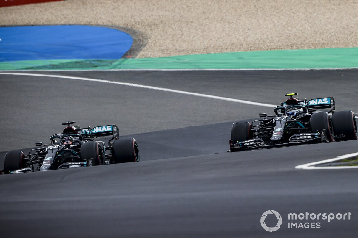 Lewis Hamilton, Mercedes F1 W11, passa Valtteri Bottas, Mercedes F1 W11, che si ritira dalla gara per perdita di potenza del motore