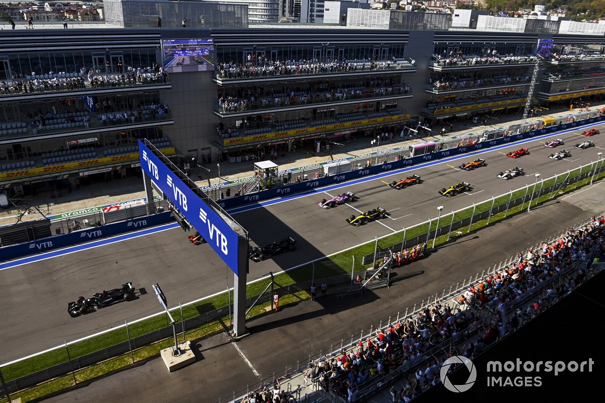 Lewis Hamilton, Mercedes F1 W11, Max Verstappen, Red Bull Racing RB16, Valtteri Bottas, Mercedes F1 W11, Sergio Pérez, Racing Point RP20, al inicio