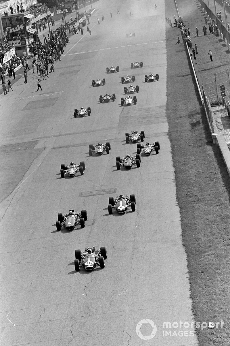 Jack Brabham, Brabham BT24 Repco, leads Bruce McLaren, McLaren M5A BRM, Dan Gurney, Eagle T1G Weslake, and the rest of the field at the start of the race