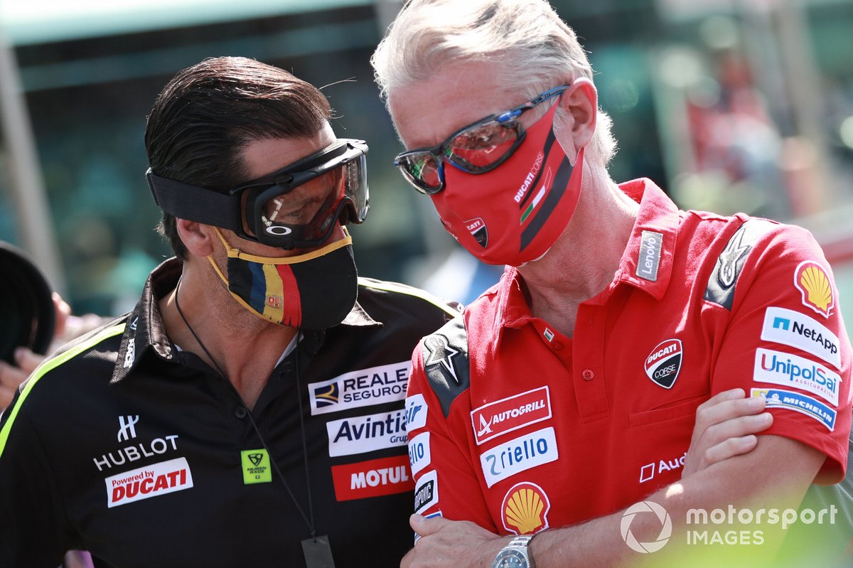 Paolo Ciabatti, Ducati Corse Sporting Director, escucha a Rubén Xaus, de Avintia