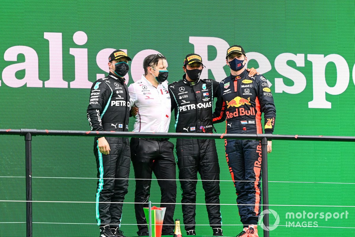 Valtteri Bottas, Mercedes-AMG F1, 2a posizione, Peter Bonnington, Race Engineer, Mercedes AMG, Lewis Hamilton, Mercedes-AMG F1, 1a posizione, e Max Verstappen, Red Bull Racing, 3a posizione, sul podio