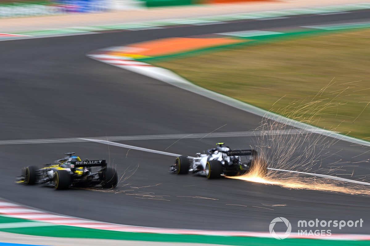 Scintille dall'auto di Daniel Ricciardo, Renault F1 Team R.S.20, in battaglia con Pierre Gasly, AlphaTauri AT01