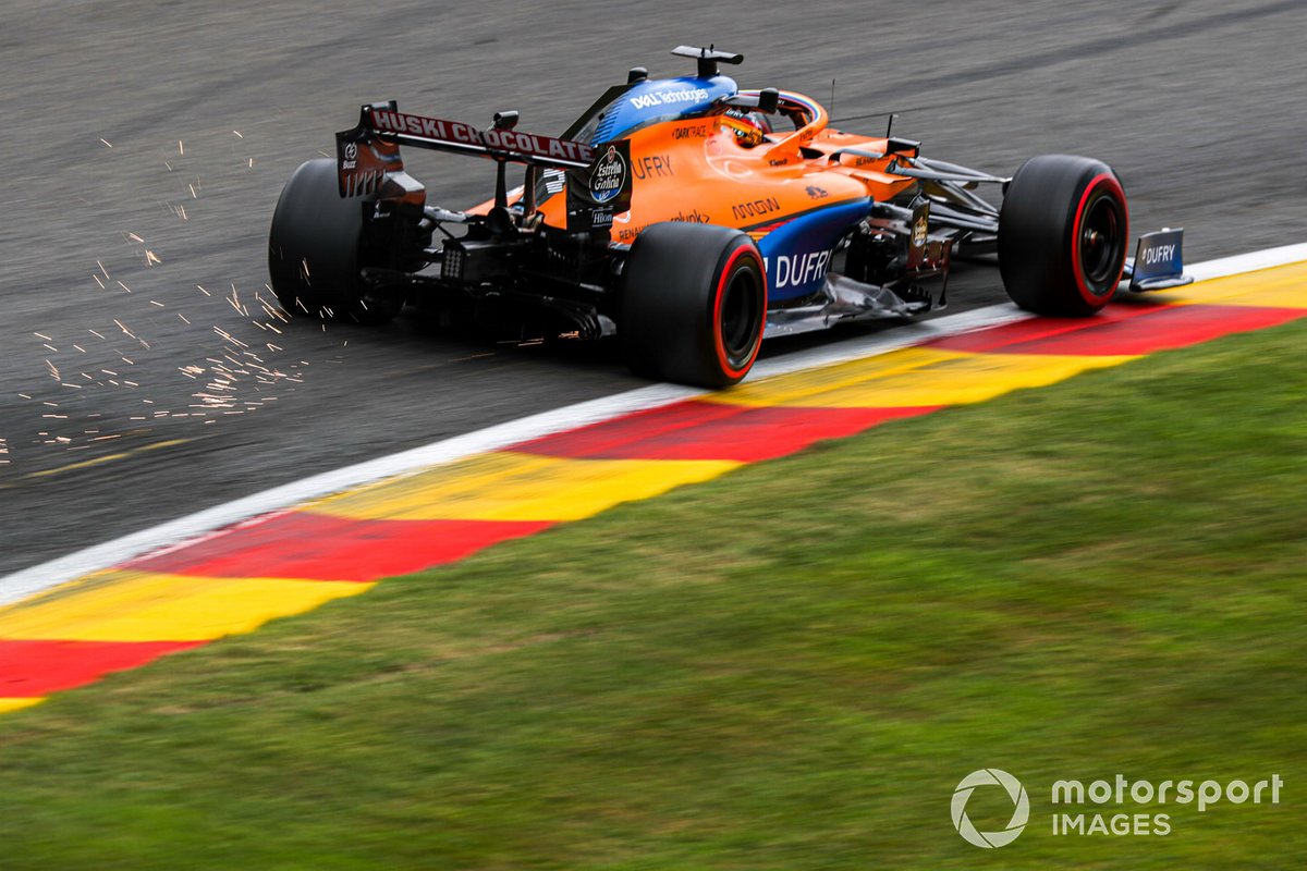 Carlos Sainz Jr., McLaren MCL35 saca chispas