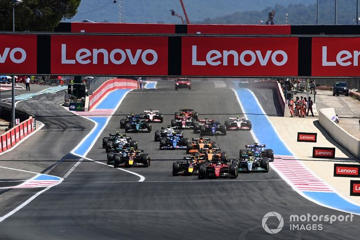 Arrancada: Charles Leclerc, Ferrari F1-75, Max Verstappen, Red Bull Racing RB18, Lewis Hamilton, Mercedes W13, Sergio Pérez, Red Bull Racing RB18, George Russell, Mercedes W13