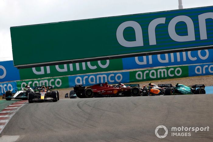 Max Verstappen, Red Bull Racing RB18, el campo mientras Carlos Sainz, Ferrari F1-75, hace un trompo en la primera curva