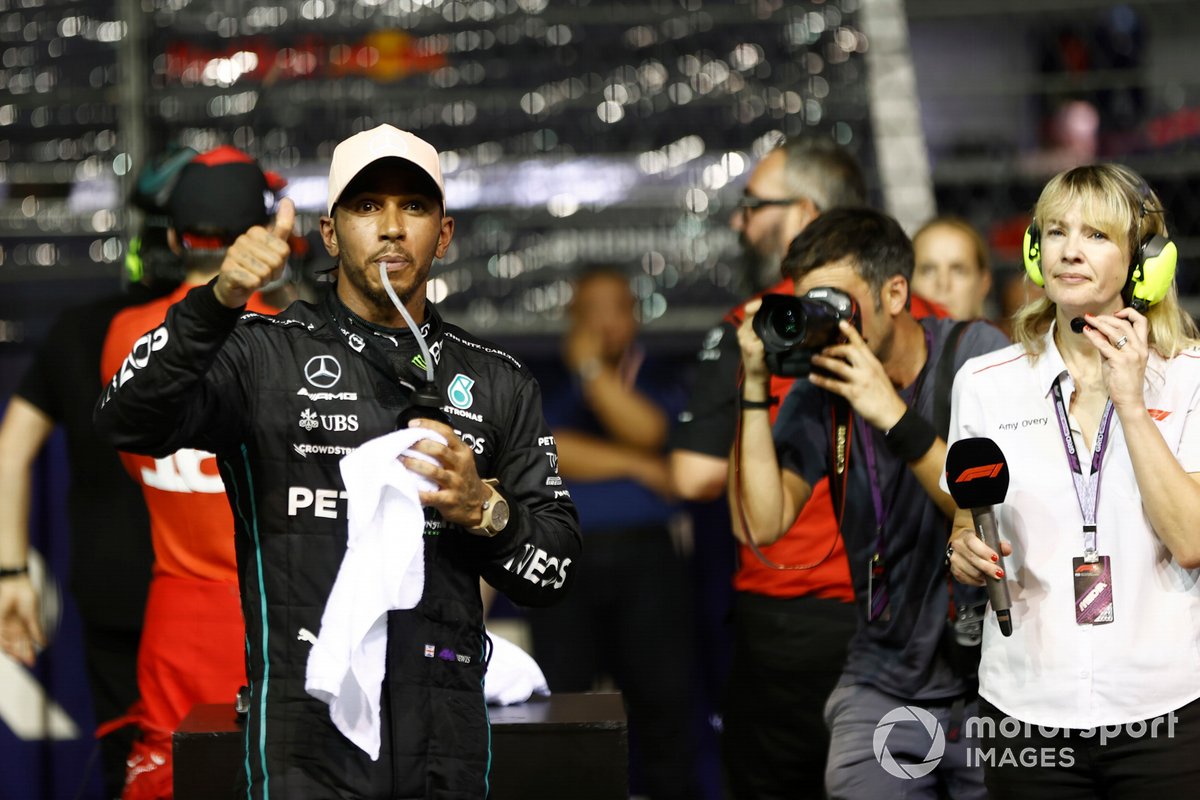Lewis Hamilton, Mercedes AMG, alza il pollice dal Parco delle Ferme dopo le qualifiche
