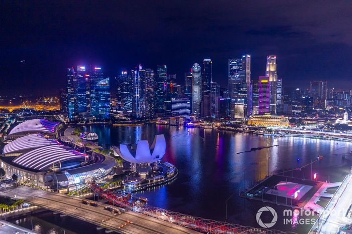 Una vista aérea de la acción nocturna durante la clasificación