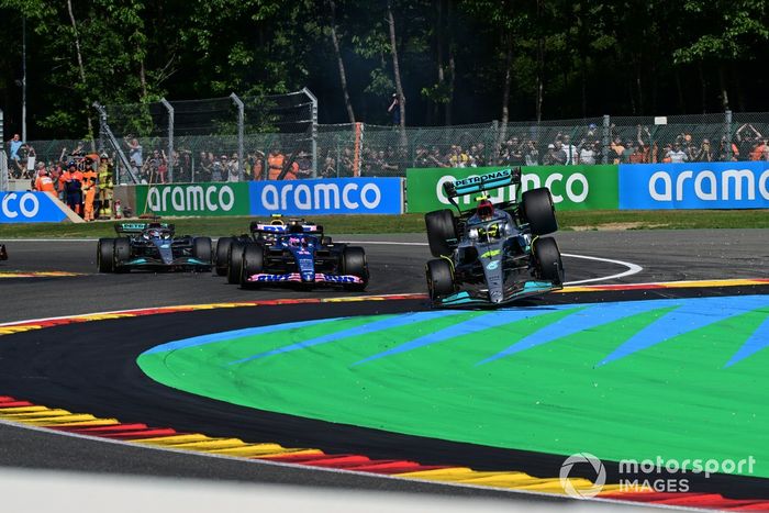 Fernando Alonso, Alpine A522, Lewis Hamilton, Mercedes W13, hacen en contacto en la primera vuelta