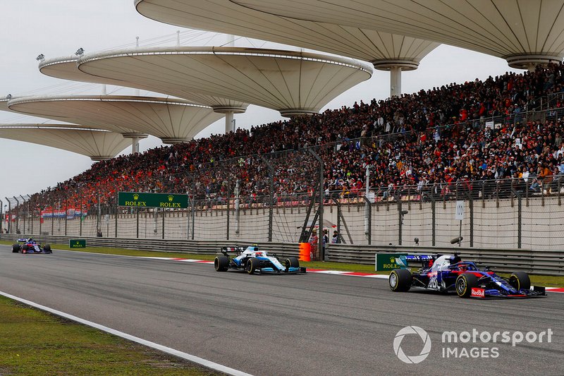Daniil Kvyat, Toro Rosso STR14, y Robert Kubica, Williams FW42