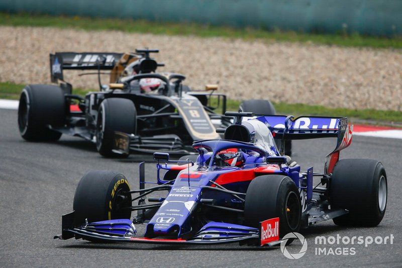 Daniil Kvyat, Toro Rosso STR14, leads Romain Grosjean, Haas F1 Team VF-19