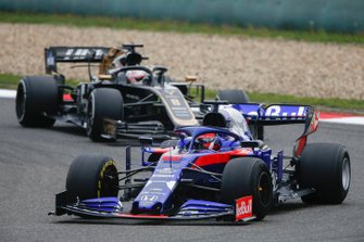 Daniil Kvyat, Toro Rosso STR14, voor Romain Grosjean, Haas F1 Team VF-19