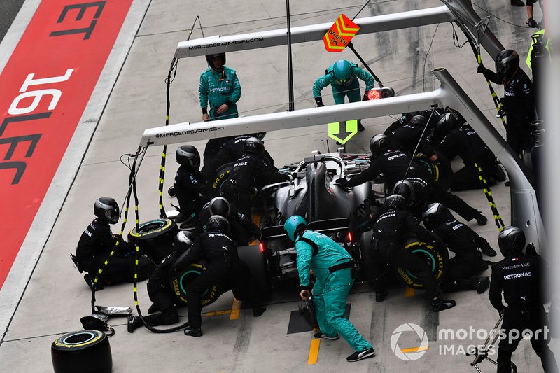 Lewis Hamilton, Mercedes AMG F1 W10 pit stop