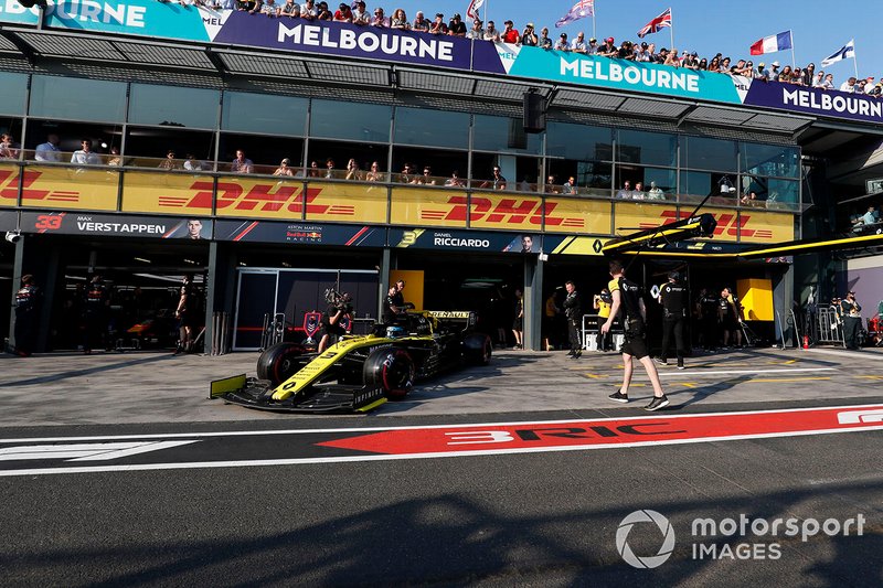 Daniel Ricciardo, Renault F1 Team R.S.19, esce dal box