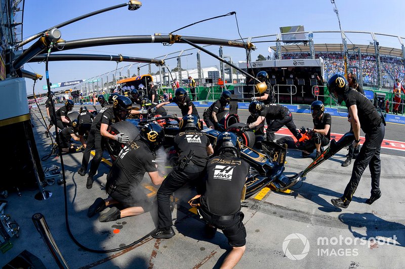 Kevin Magnussen, Haas F1 Team VF-19, nel box durante le prove