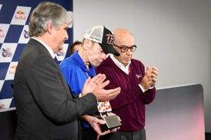 Il Presidente della FIM Jorge Viegas, e il CEO della Dorna Carmelo Ezpeleta consegnano al padre di Hayden, Earl, un numero 69 commemorativo